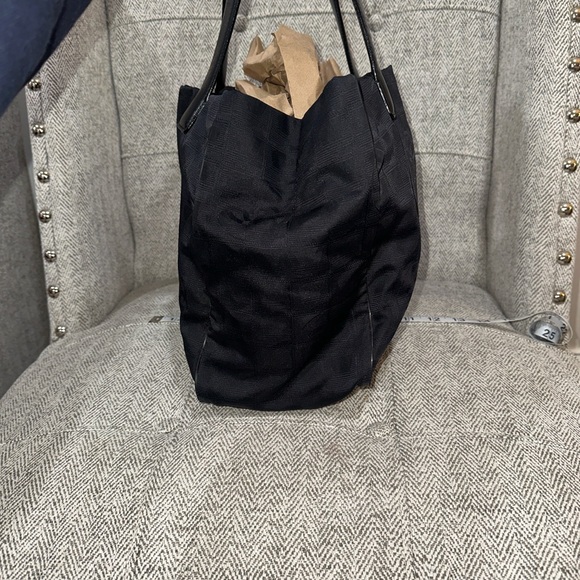 CHANEL Elegant Black Tote Bag - Picture 4 of 15